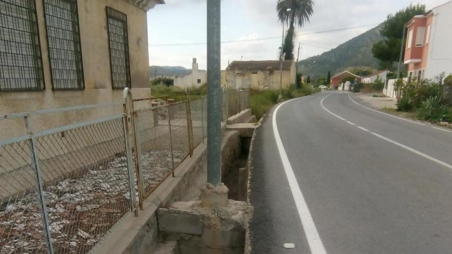 Imagen de un canal de riego sin entubar en el arcén de la carretera de Hurchillo.