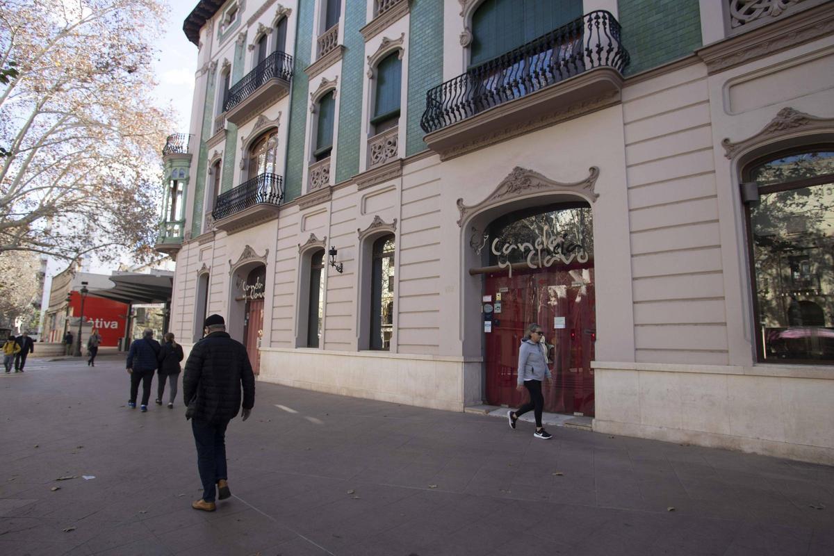 El gran bajo del Edificio Botella, en plena Albereda de Xàtiva.