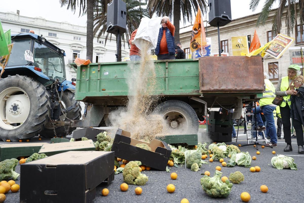 Colapso en las calles de València en el inicio de la tractorada por el acuerdo de la UE y el Mercosur