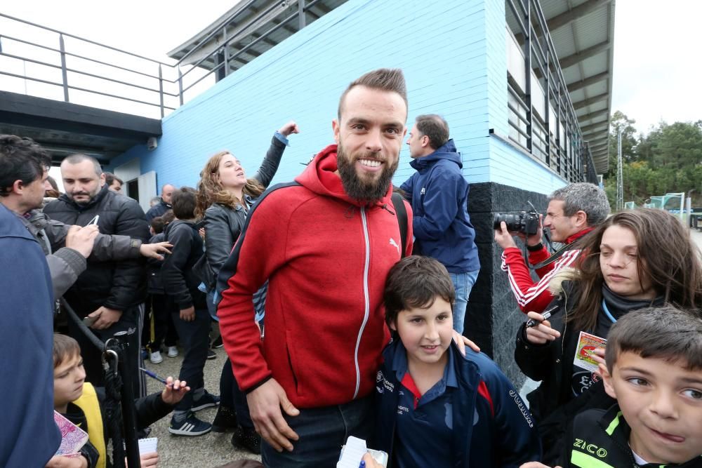 Las gradas de A Madroa se llenan de aficionados en el primer entrenamiento a puerta abierta del Celta después de caer eliminado ante el Manchester United