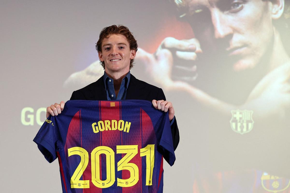 Anthony Gordon durante su presentación oficial con el FC Barcelona.