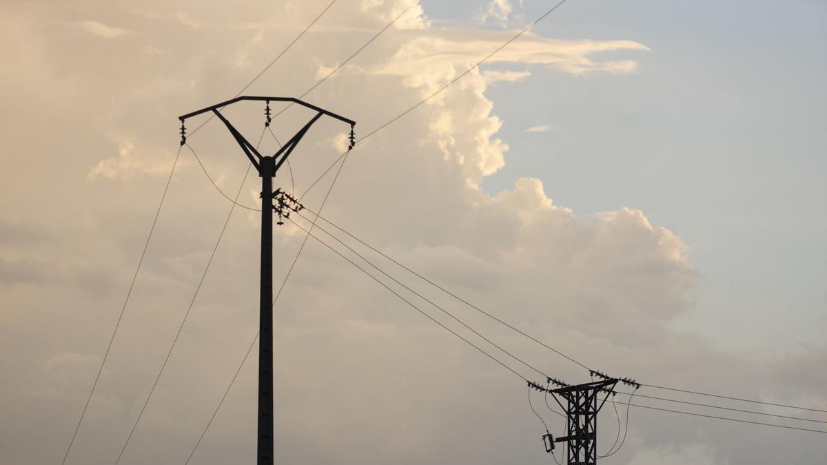 Varias antenas eléctricas en un paisaje de Aragón