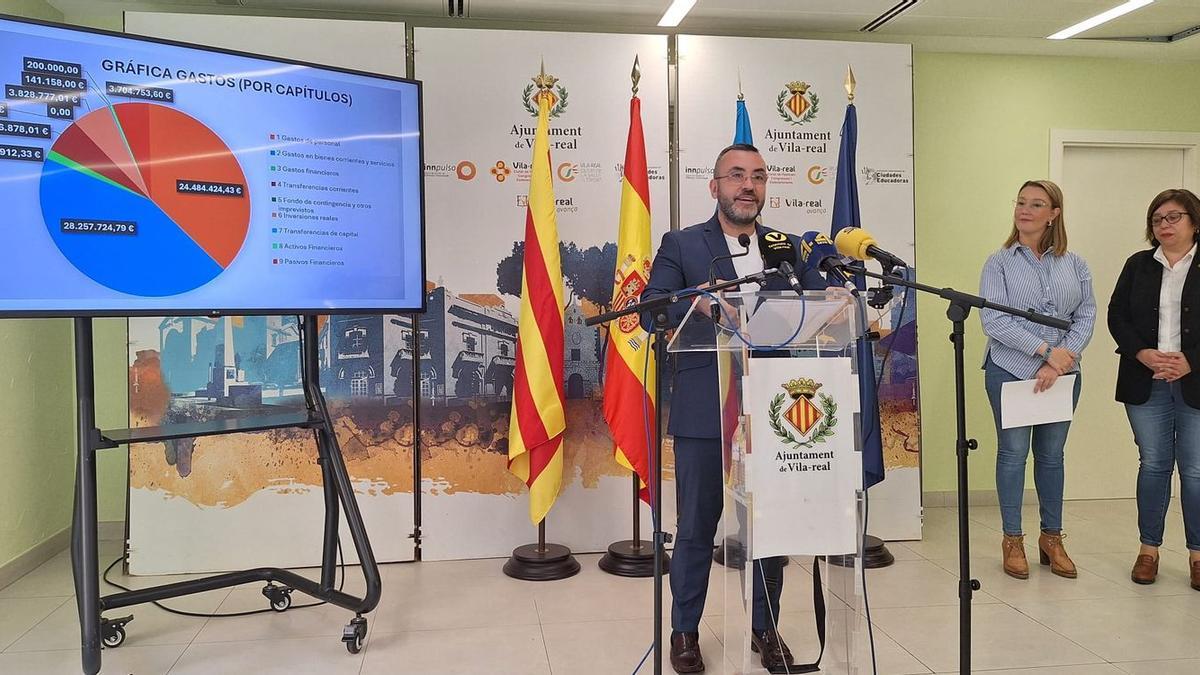 El alcalde de Vila-real, José Benlloch, ha presentado los presupuestos municipales para el 2025, junto a la vicealcaldesa, Maria Fajardo; y la edila de Hacienda, Sabina Escrig.