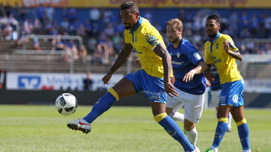 Prince Boateng, con Viera y un rival de fondo, en el partido contra el Darmstadt de la última pretemporada.