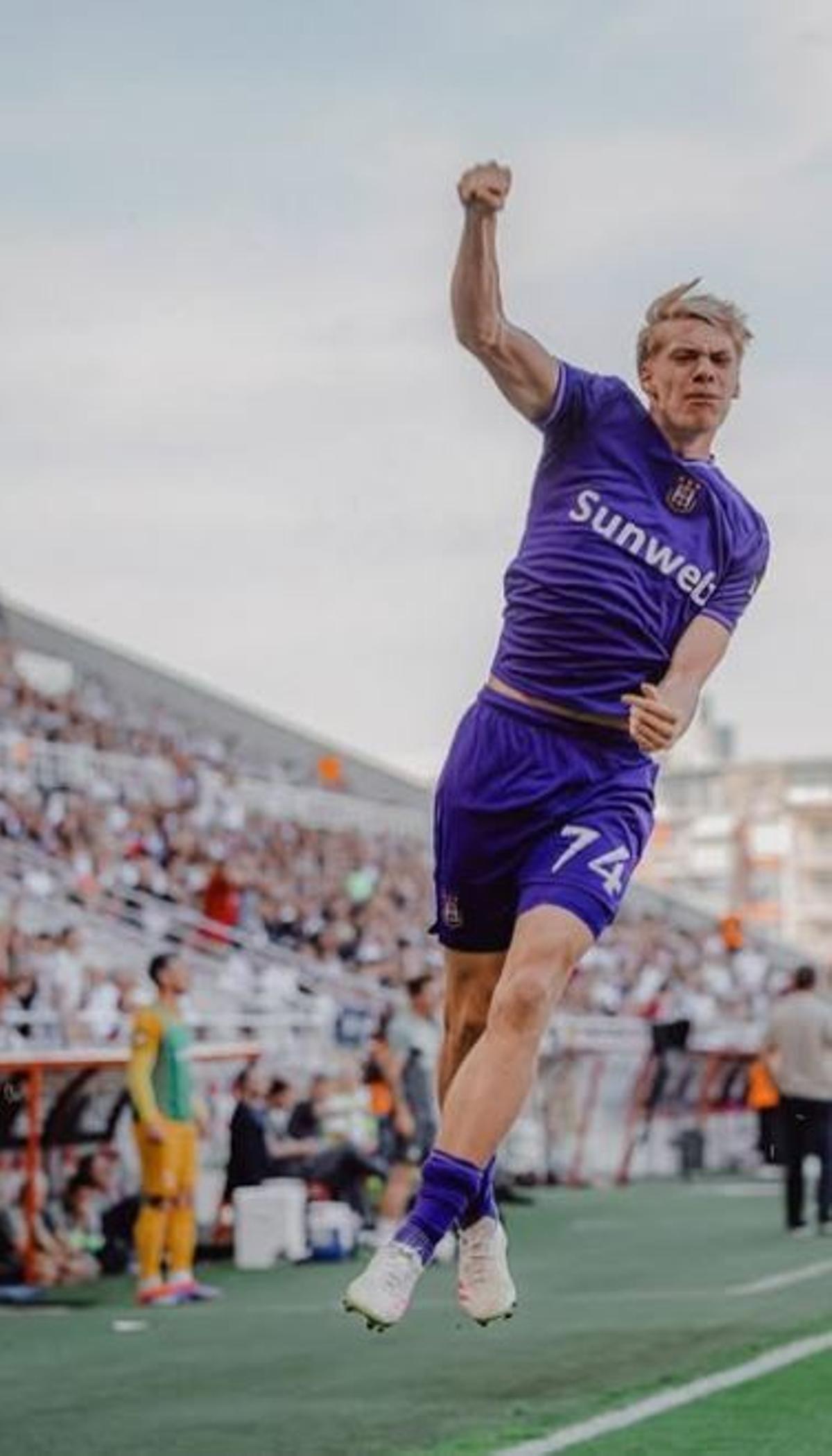 Nathan De Cat el centrocampista del futuro