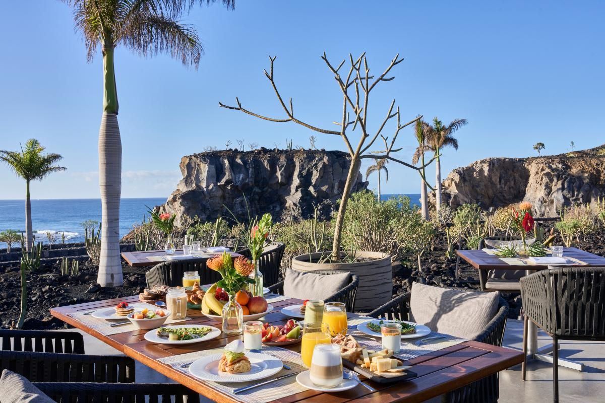 Royal Hideaway Corales Beach ofrece su desayuno en este espectacular jardín de rocas volcánicas.