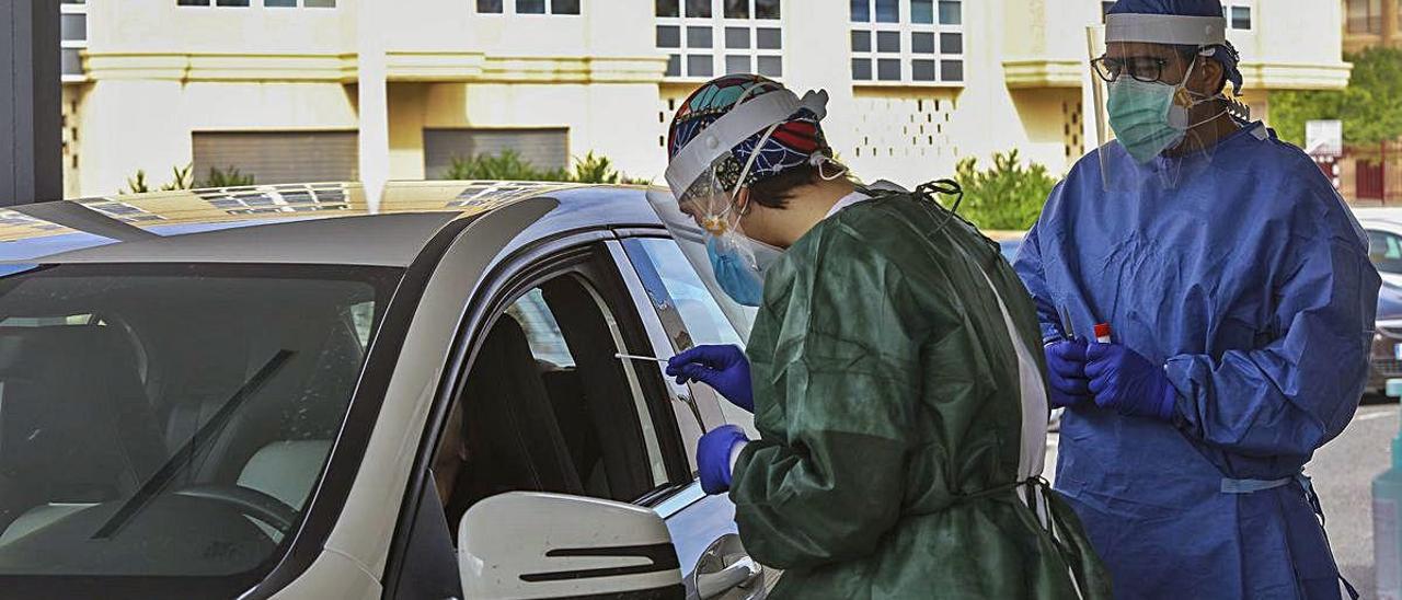 Toma de muestras para una prueba PCR en un centro de salud de Elche. ANTONIO AMORÓS