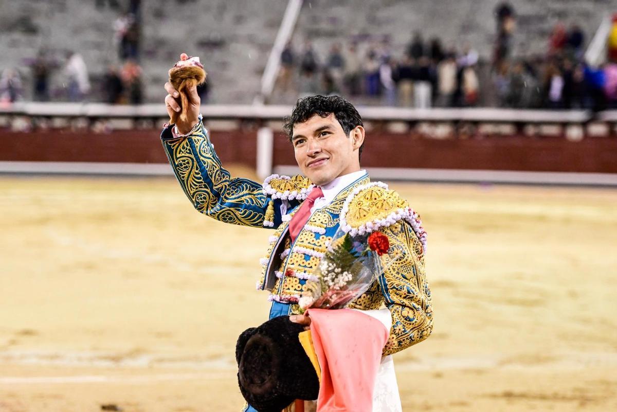 Isaac Fonseca, triunfo en mano.