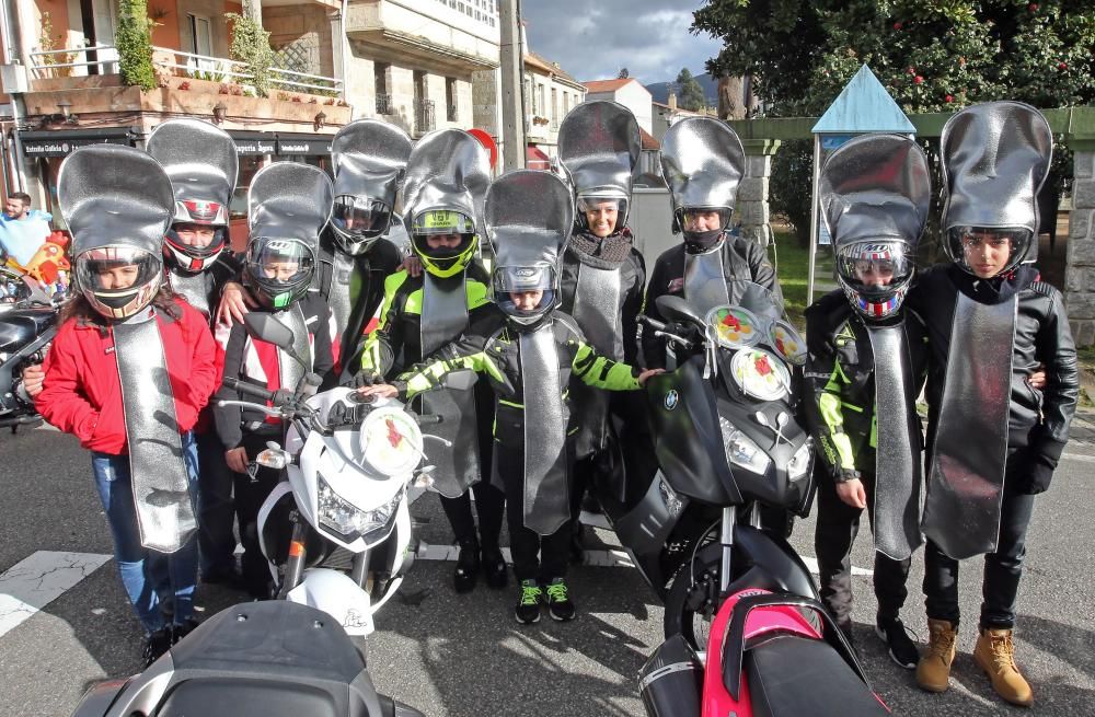 Decenas de moteros celebran el Entroido sobre ruedas en Gondomar