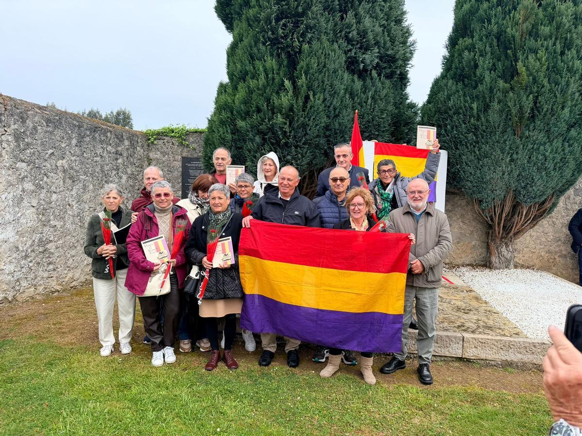 Óscar Torre, junto a los familiares de uno represaliados, Francisco Gutiérrez Belústegui.