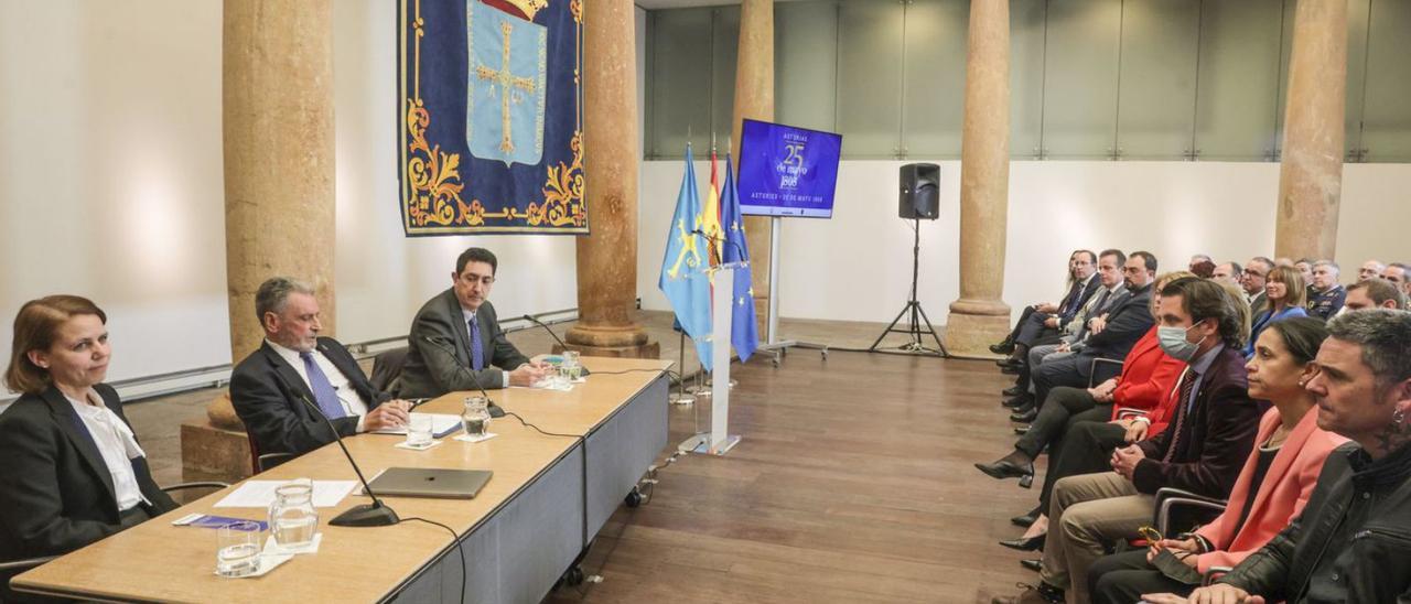 A la izquierda, los conferenciantes Marta Friera, José María Fernández e Ignacio Fernández Sarasola, ante parte de los asistentes al acto en el interior del palacio del Conde Toreno. | Irma Collín