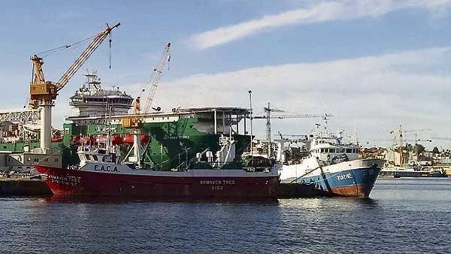 Los arrastreros &quot;Armavén Tres&quot; y &quot;Peixemar Dos&quot; en el puerto de Vigo el pasado octubre.  // A.A.