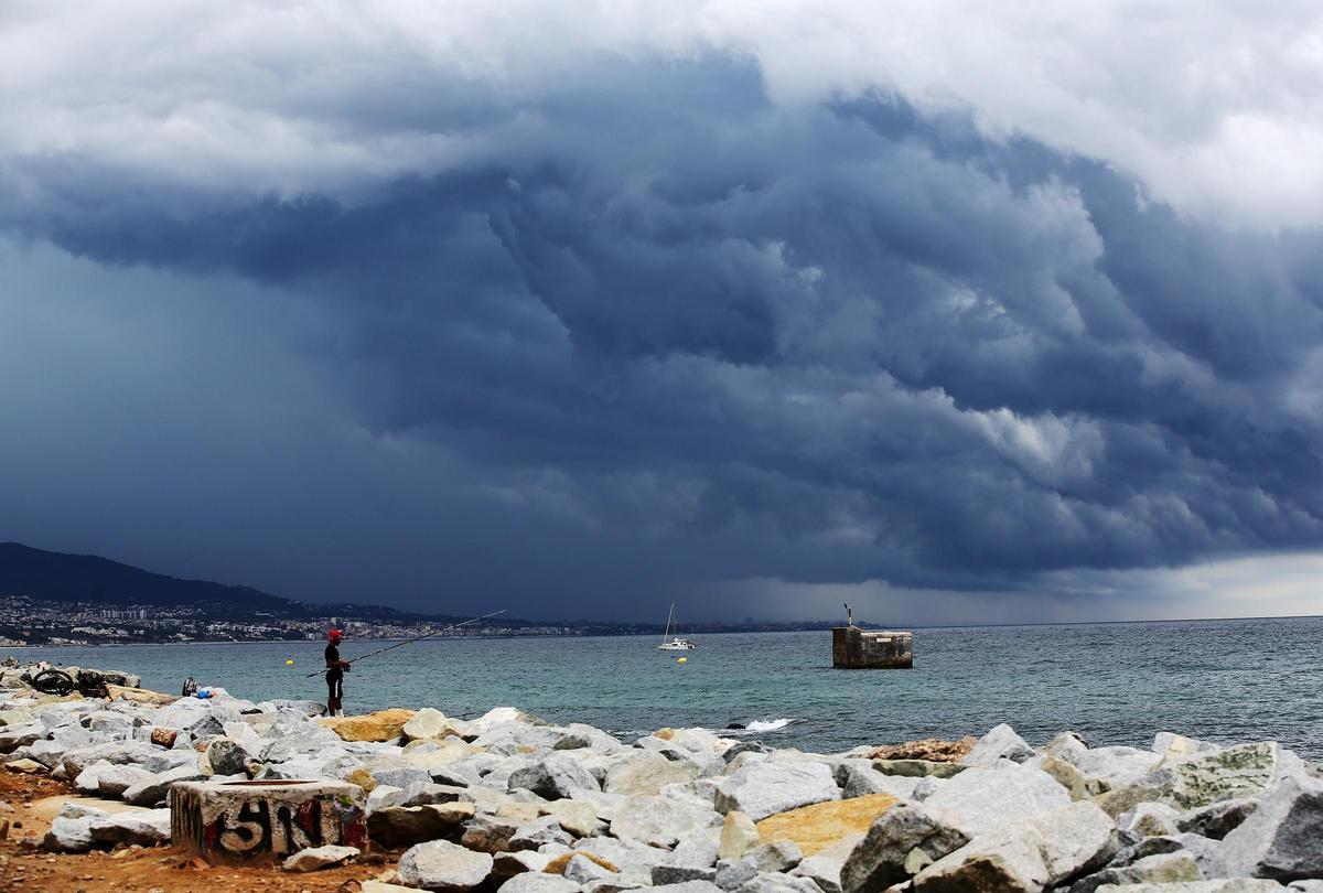 Un vestigio en medio del mar de la instalación de la central térmica ya desaparecida que se adentraba en el mar, en Sant Adrià de Besòs.