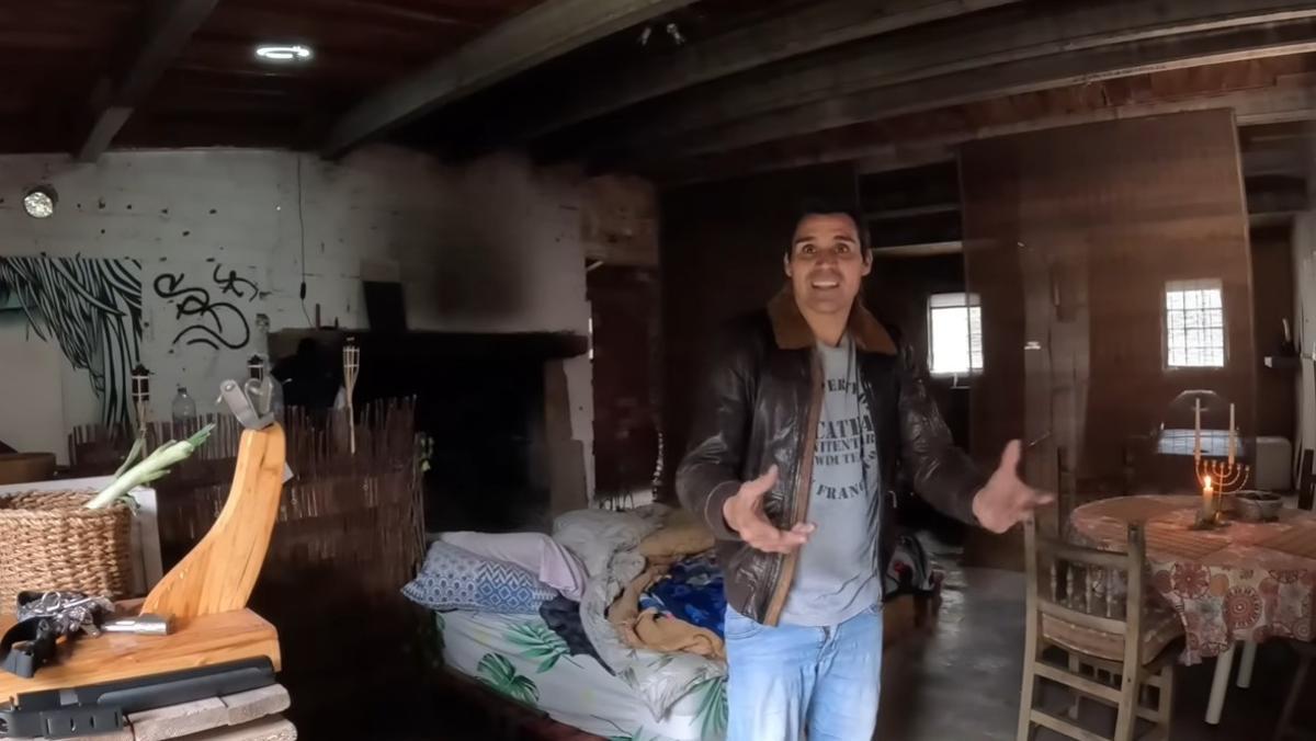 Rubén enseña el interior de su casa en medio de las montañas.