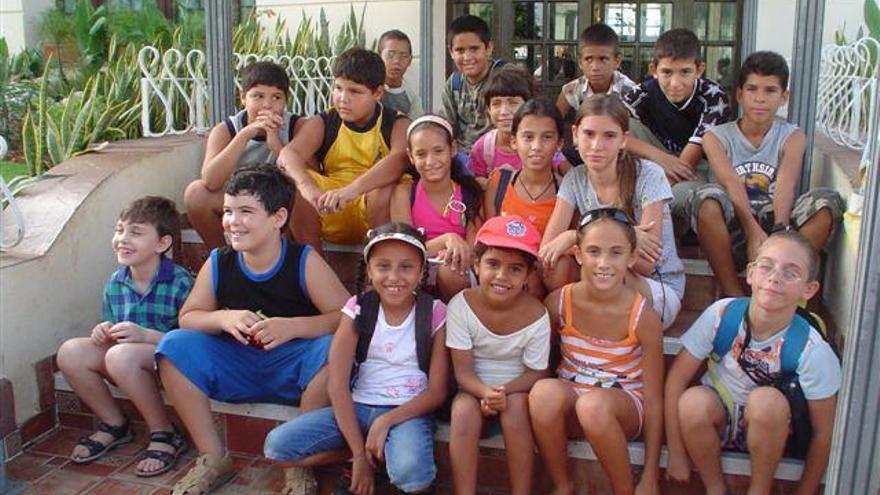 Grupo de niños y niñas que participa en las actividades de la colonia durante el verano