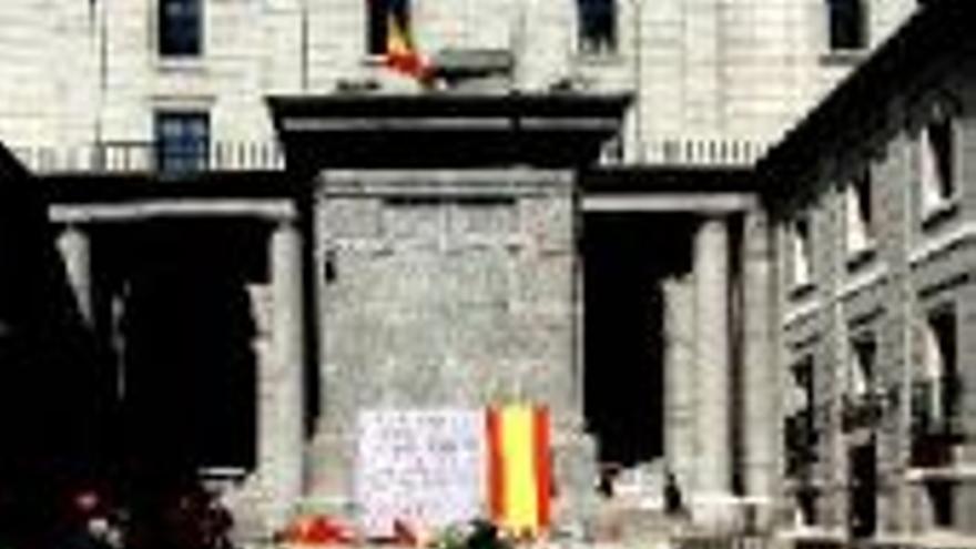 Detenida por una pintada ante la estatua de Franco