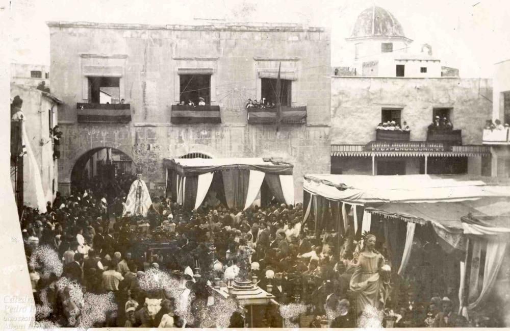 La procesión de La Virgen de la Asunción, rodeada de multitud de gente, en la plaza de El Raval, en los años veinte