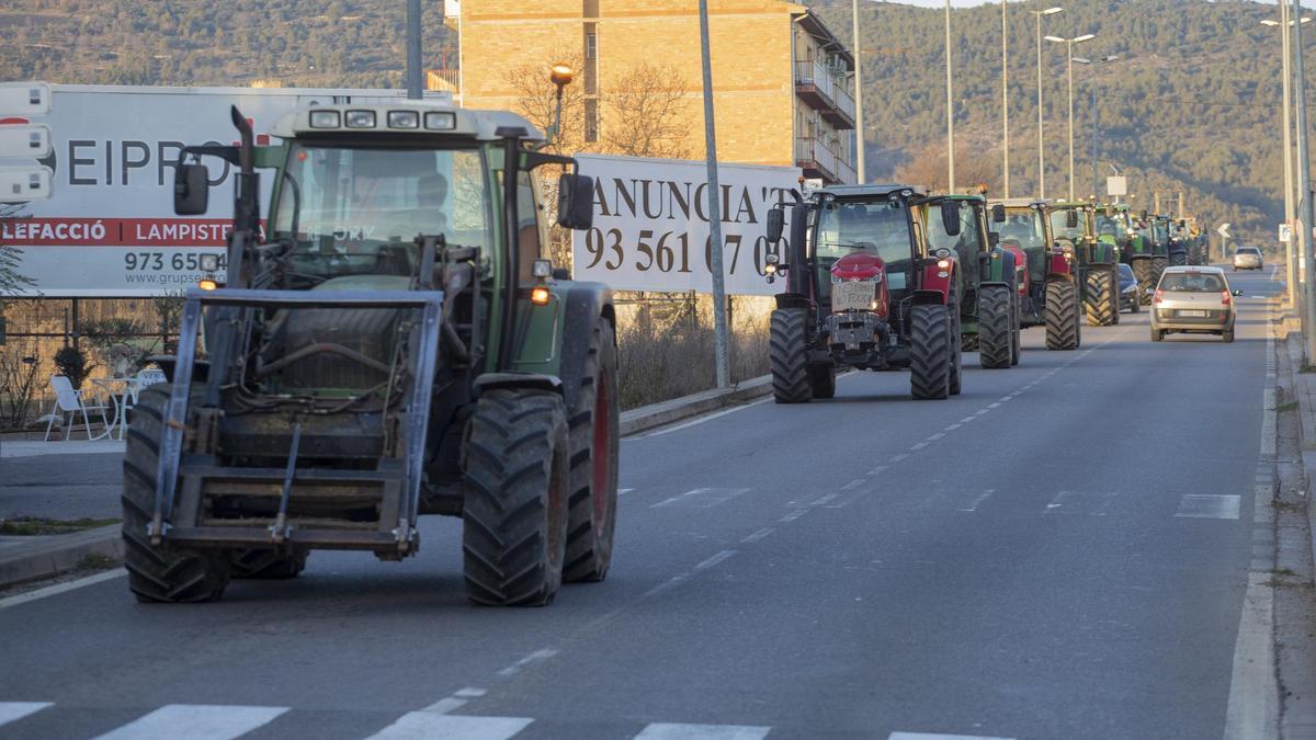 Marcha lenta de tractores en la C-13 en el Pallars Jussà.