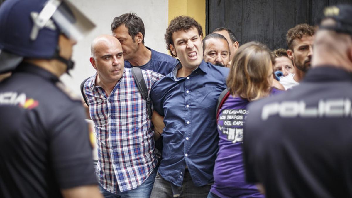 Unos activistas intentando parar el deshaucio de este mediodía en Cádiz.