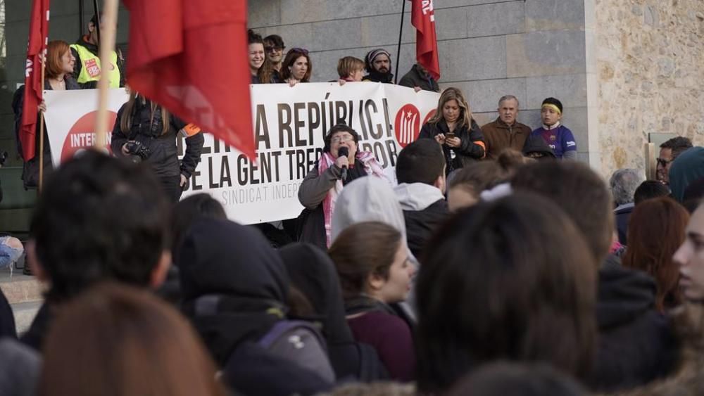 Concentració a la seu de la Generalitat de Girona per reclamar la llibertat dels presos