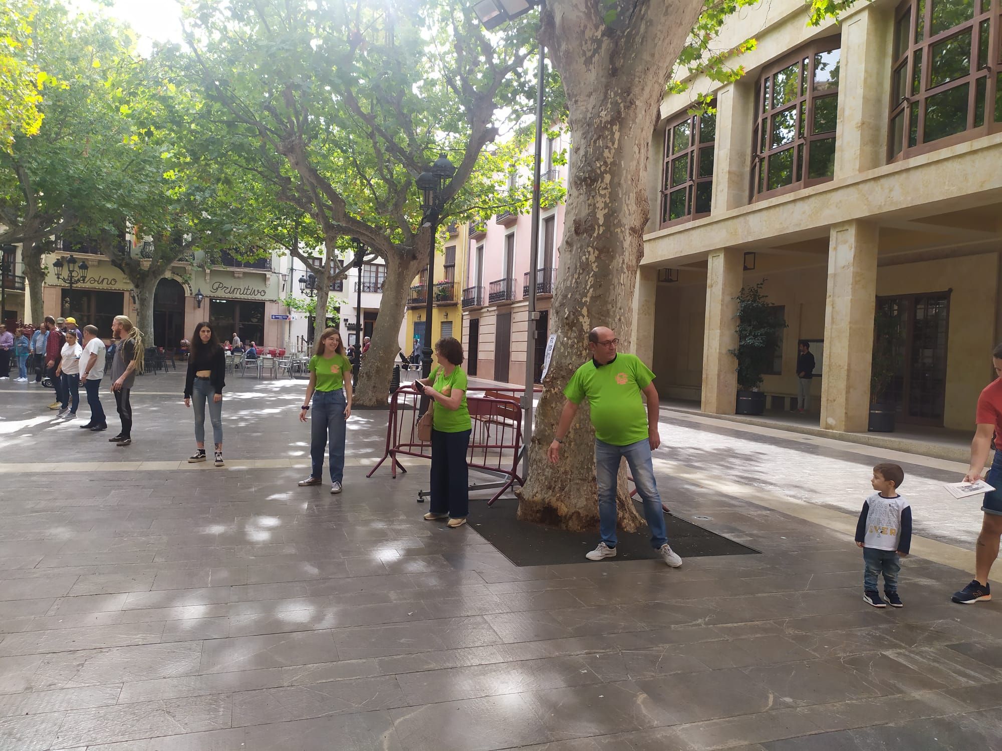 Cadena humana en Aspe para trasladar los libros a la nueva biblioteca