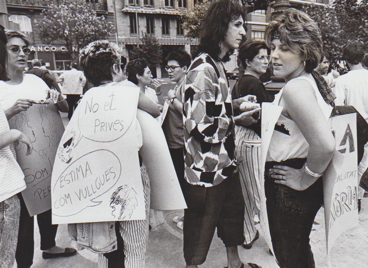 Concentración de gais y lesbianas en la plaza de la Reina de València en 1988.
