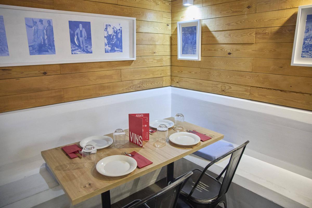 Un espai de l'interior del restaurant Sea and Chips (Can Sard) de Figueres, amb les imatges de la família.