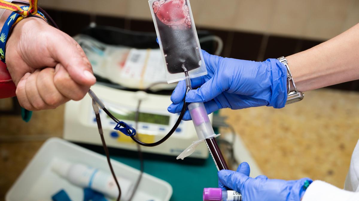 Un hombre donando su sangre en un hospital valenciano.
