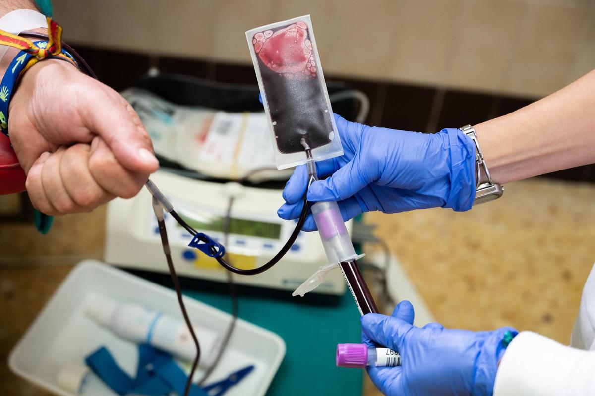 Un hombre donando su sangre en un hospital valenciano.