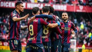El equipo celebra el gol de Losada contra el Sevilla.