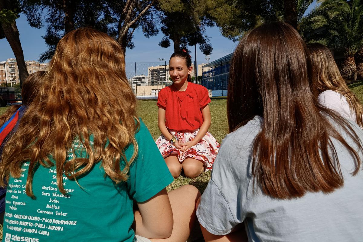Inés Llavador charla con sus compañeras en el patio del colegio.