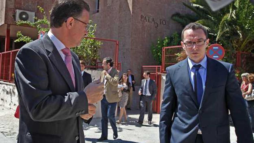 El conseller Castellano con el juez decano Santolario a las puertas del Palacio de Justicia tras su entrevista.