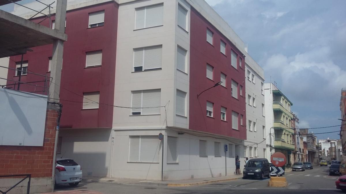 El edificio de Beniarjó donde los vecinos han contratado a un vigilante para evitar okupaciones ilegales.