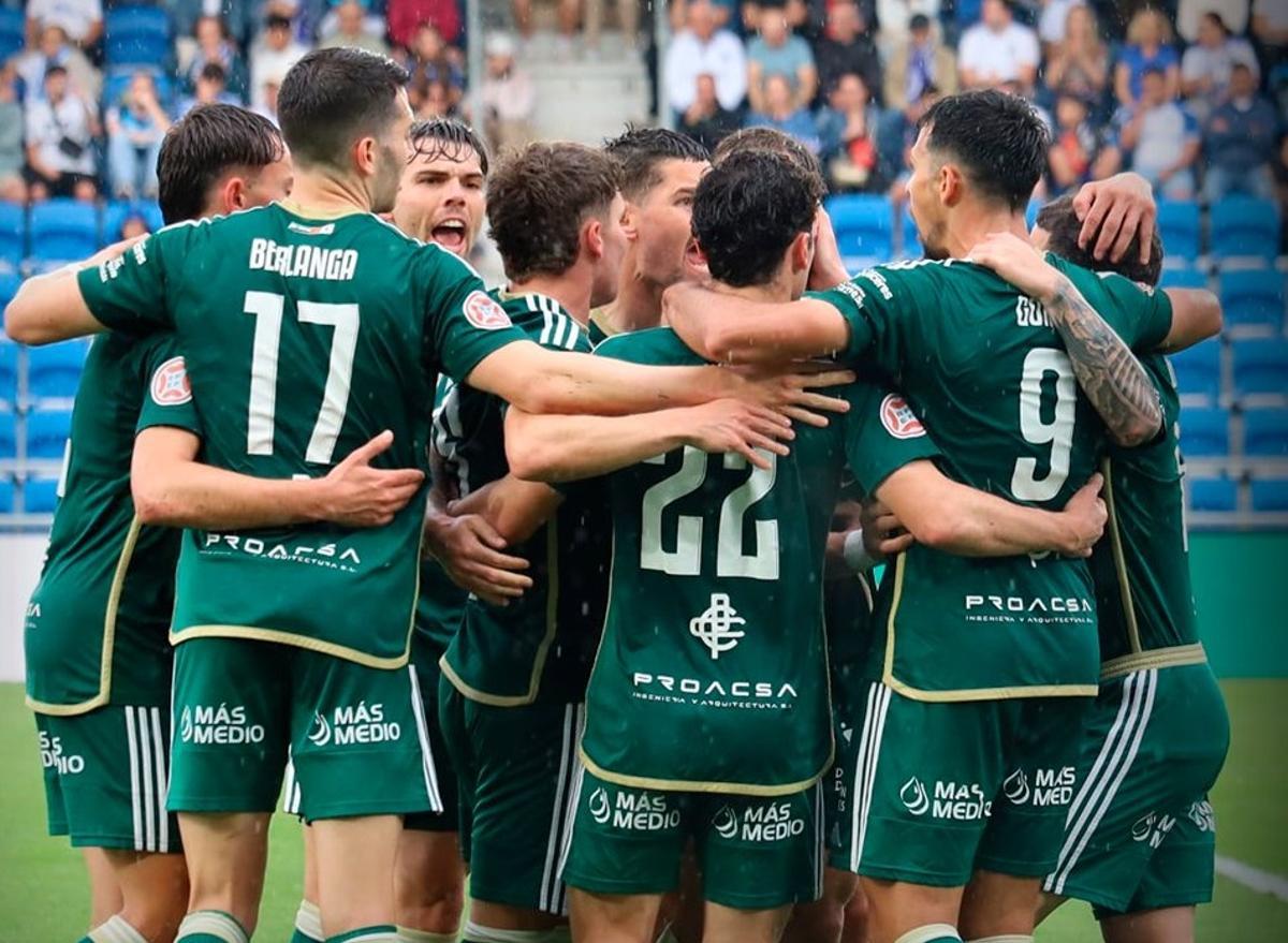Los jugadores del Cacereño, festejando su gol.