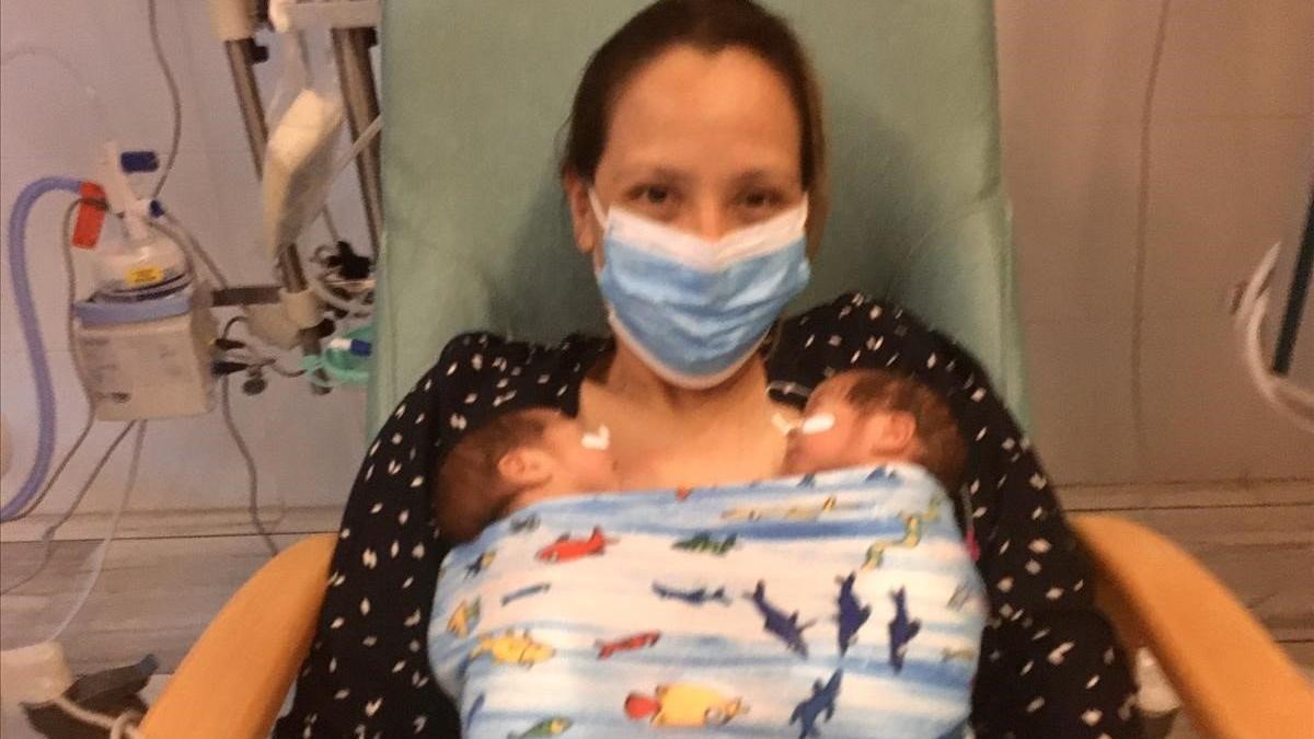 Mili, con sus dos gemelas Ayma y Ayla en el Hospital Vall d'Hebron de Barcelona