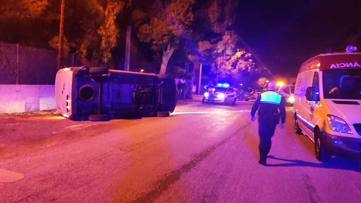 Un coche volcado tras un accidente de tráfico esta noche