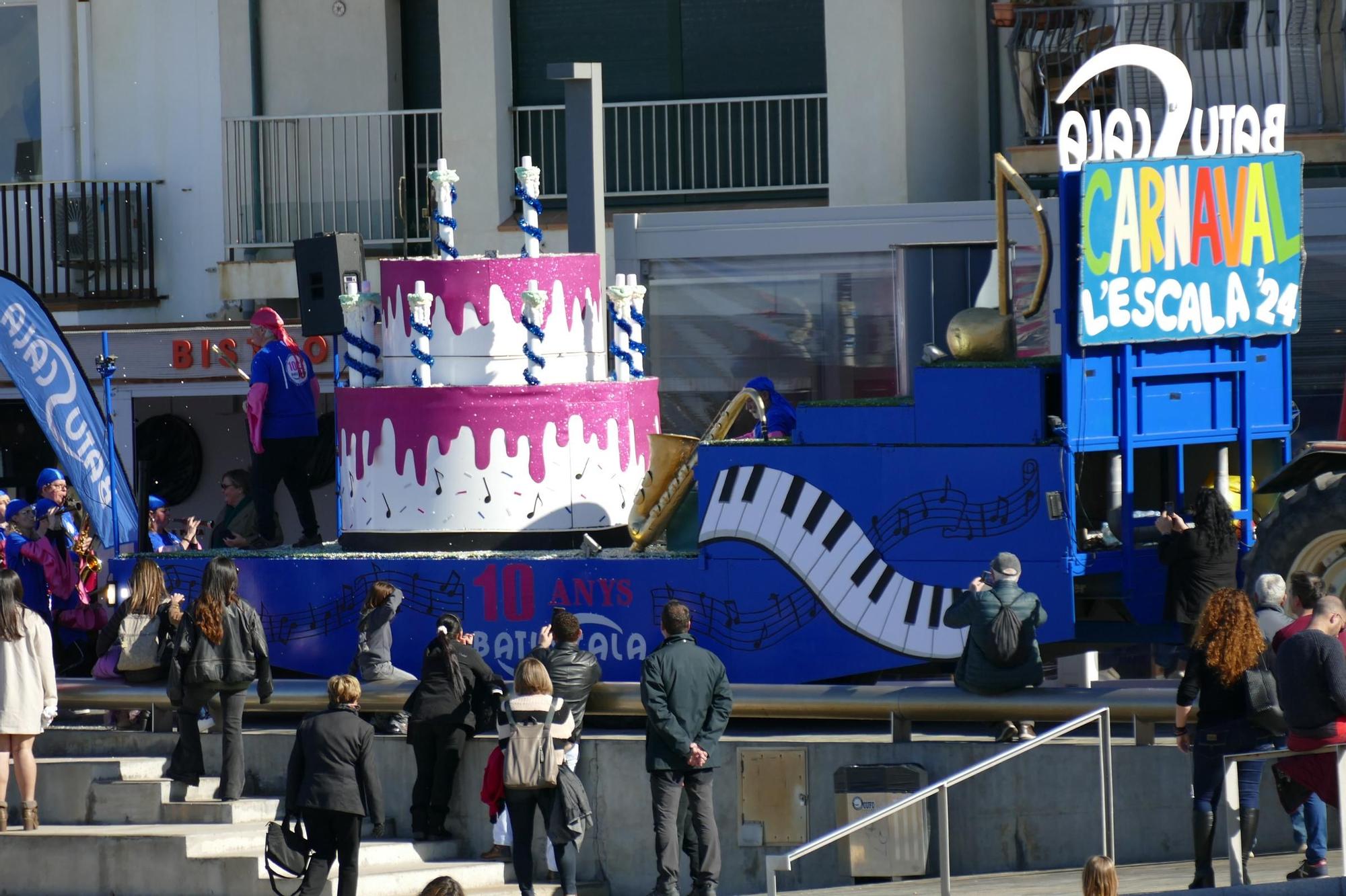 L'Escala s'acoloreix amb la rua de carnaval