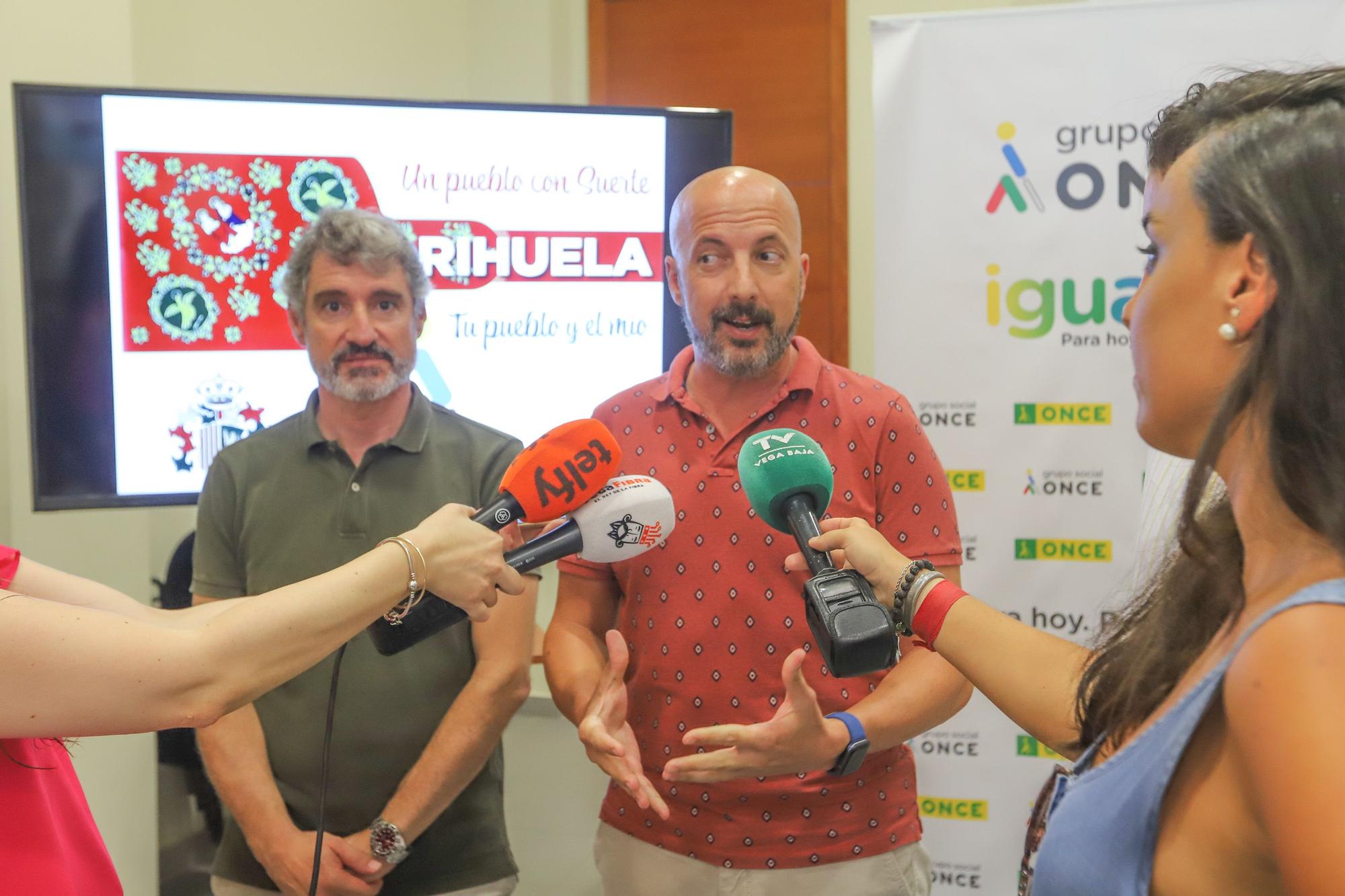 La asociación de Moros y Cristianos de Orihuela ceden 2 trajes a la ONCE para que la fiesta sea más inclusiva