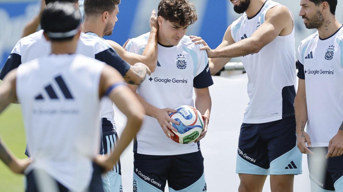 Diversos companys fan broma amb Julián Álvarez durant l’entrenament d’ahir de l’Argentina.