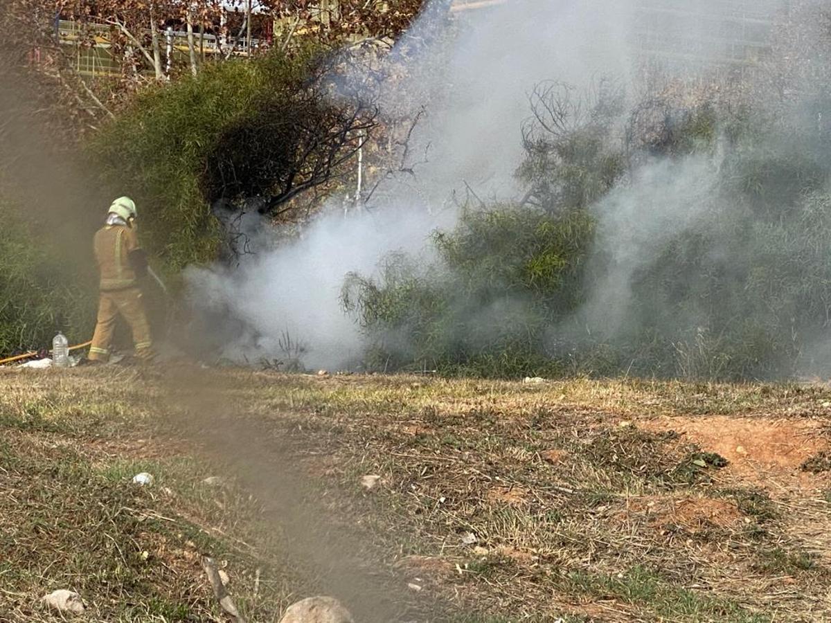 Un bombero trabaja en la extinción del incendio de una chabola en Palma, en el barrio de Nou Llevant