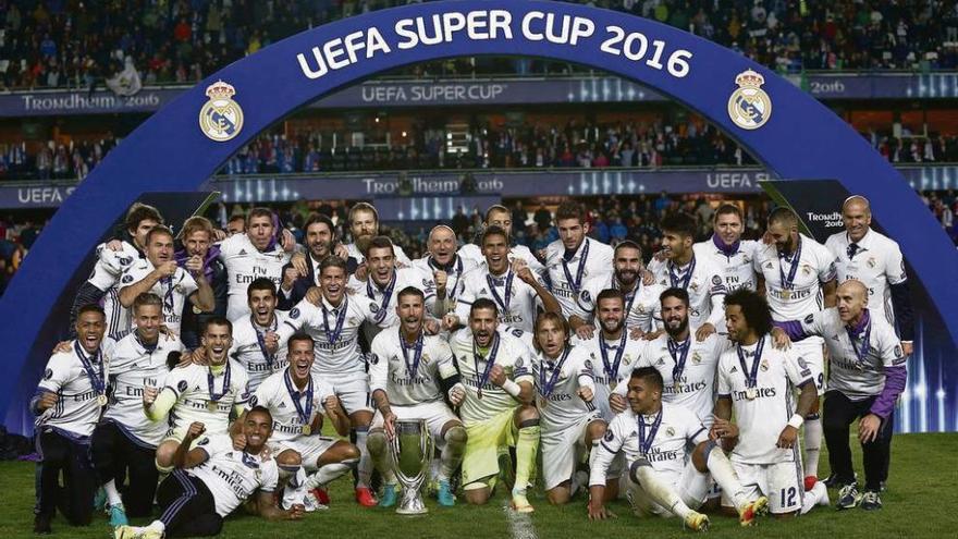 Jugadores y técnicos del Real Madrid celebran el tercer título de la Supercopa de Europa . // Jesús Diges