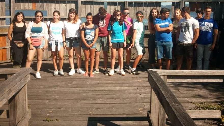 El campo de voluntariado retira una gran cantidad de plantas invasoras en Ostreira