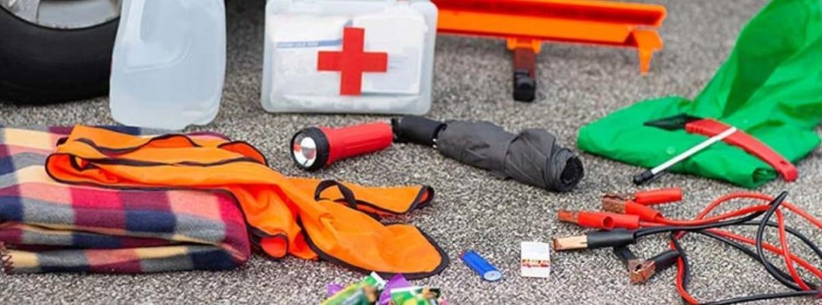 Kit con manta, agua, botiquín, linterna, barritas y rasqueta.