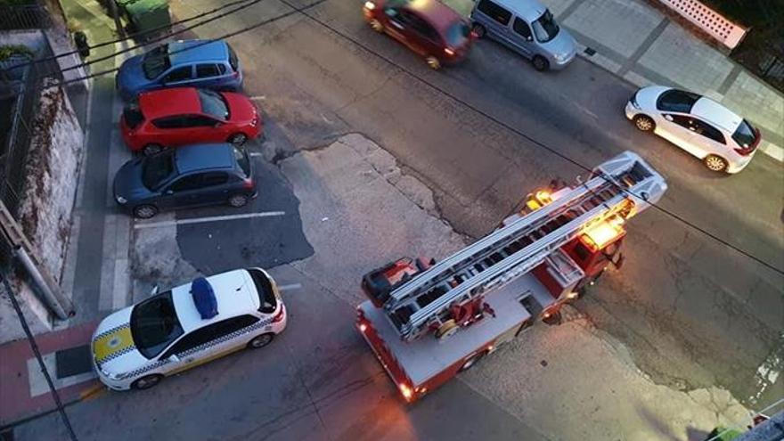 Rescatan a dos mujeres tras un incendio producido en su vivienda