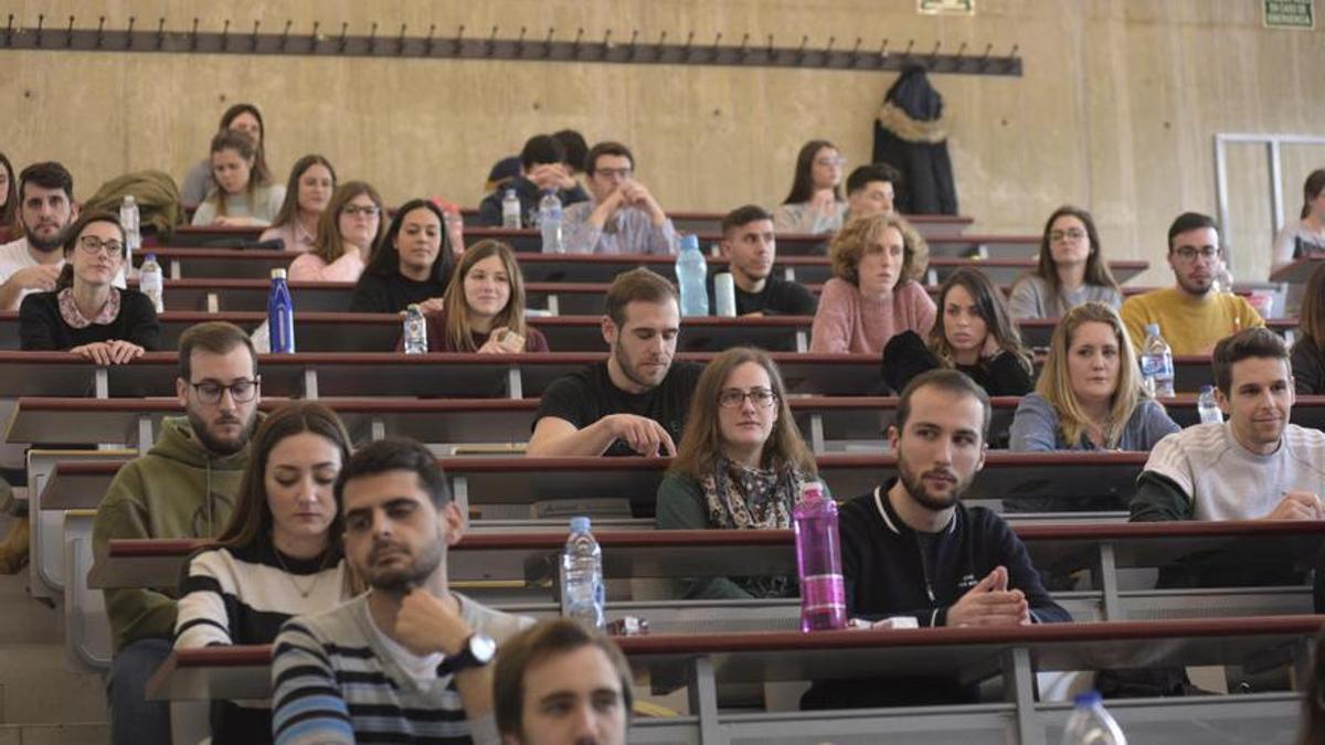 Aspirantes a una plaza MIR durante el examen.