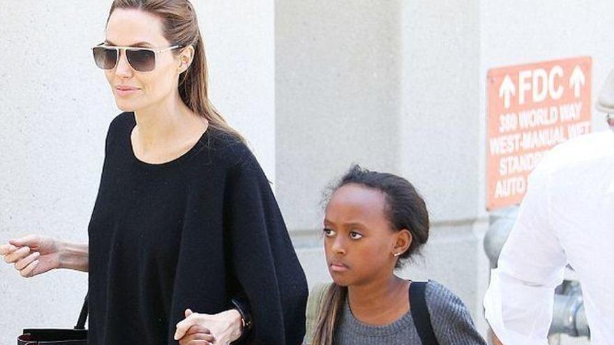Angelina Jolie con su hija adoptada Zahara.