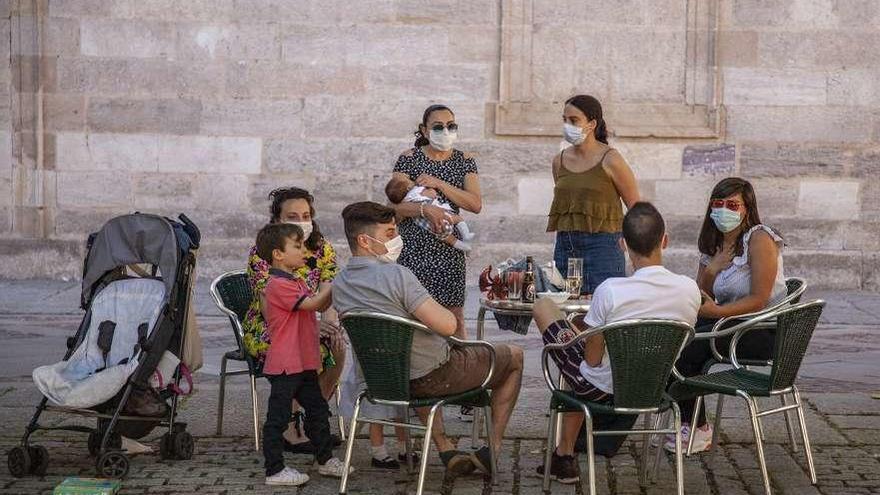 Un grupo de personas en una terraza de la Plaza de Viriato, ayer por la tarde.