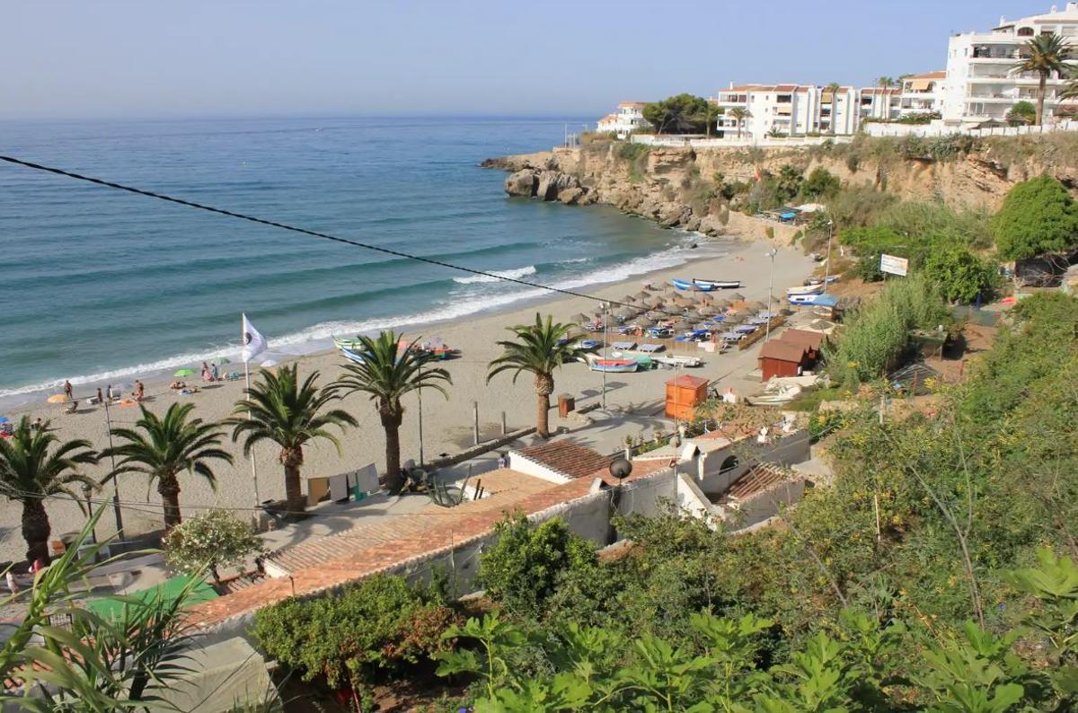 Playa de El Salón, en Nerja, una de las calas más auténticas y singulares de Málaga