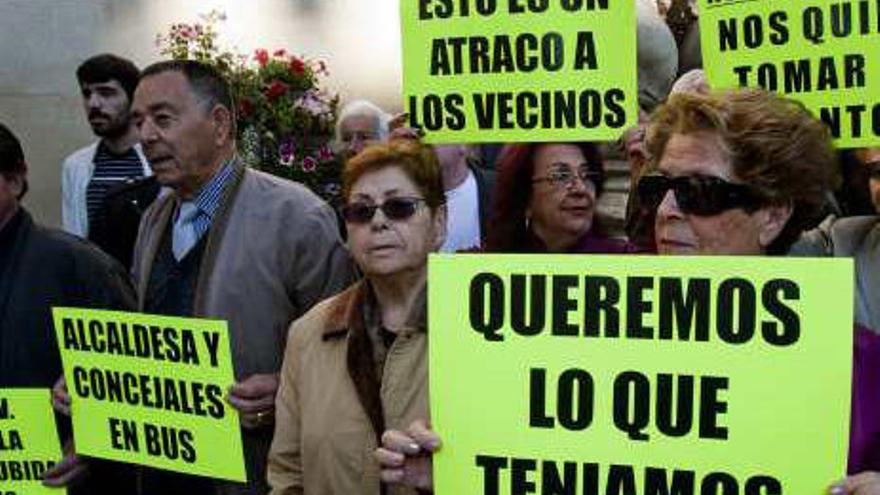 Protesta de vecinos contra el recorte del bono oro.