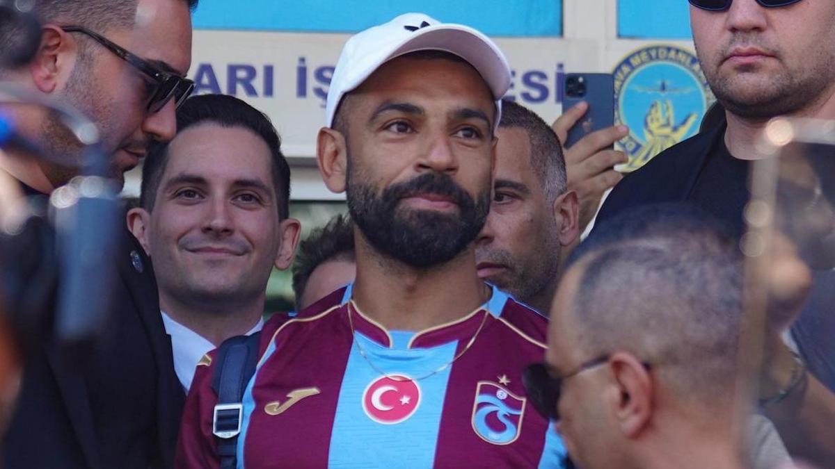 Mohamed Salah, en su llegada a Turquía para fichar por el Trabzonspor.